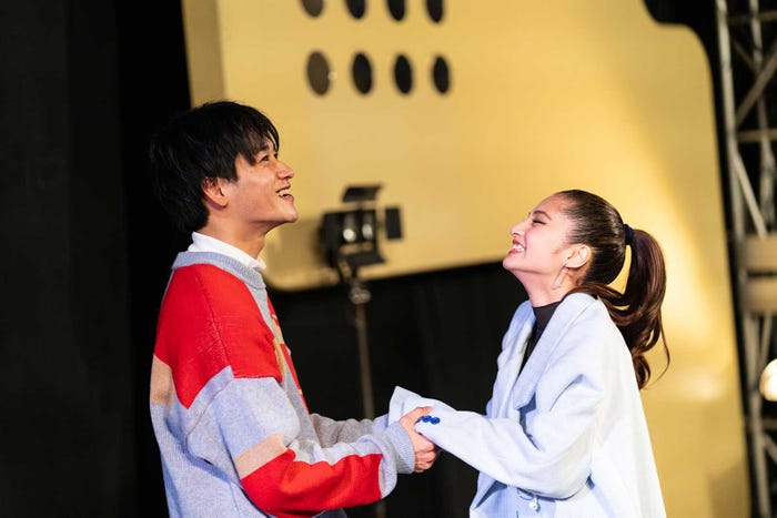 イヤホンをシェアして、音楽を聴きながら至近距離でダンスするロマンチックな2人「恋とオオカミには騙されない」第3話(C)AbemaTV, Inc.