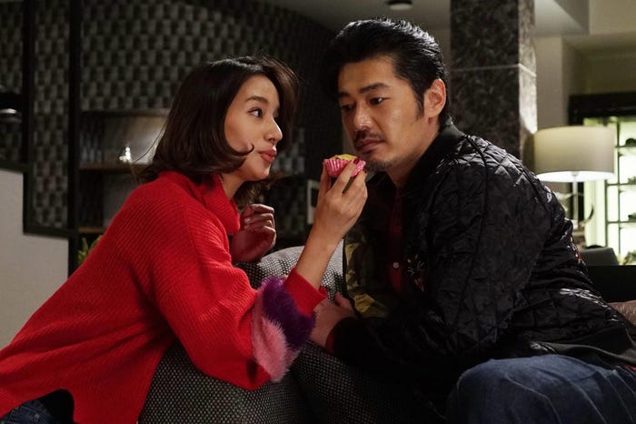 高橋メアリージュン、平山浩行/「隣の家族は青く見える」第2話より(C)フジテレビ