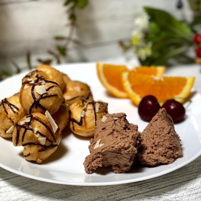 シュークリームとチョコムースのフルーツの盛り合わせ