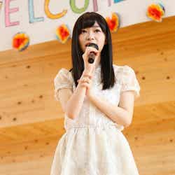 荷揚町小学校を訪問した指原莉乃(C)AKS