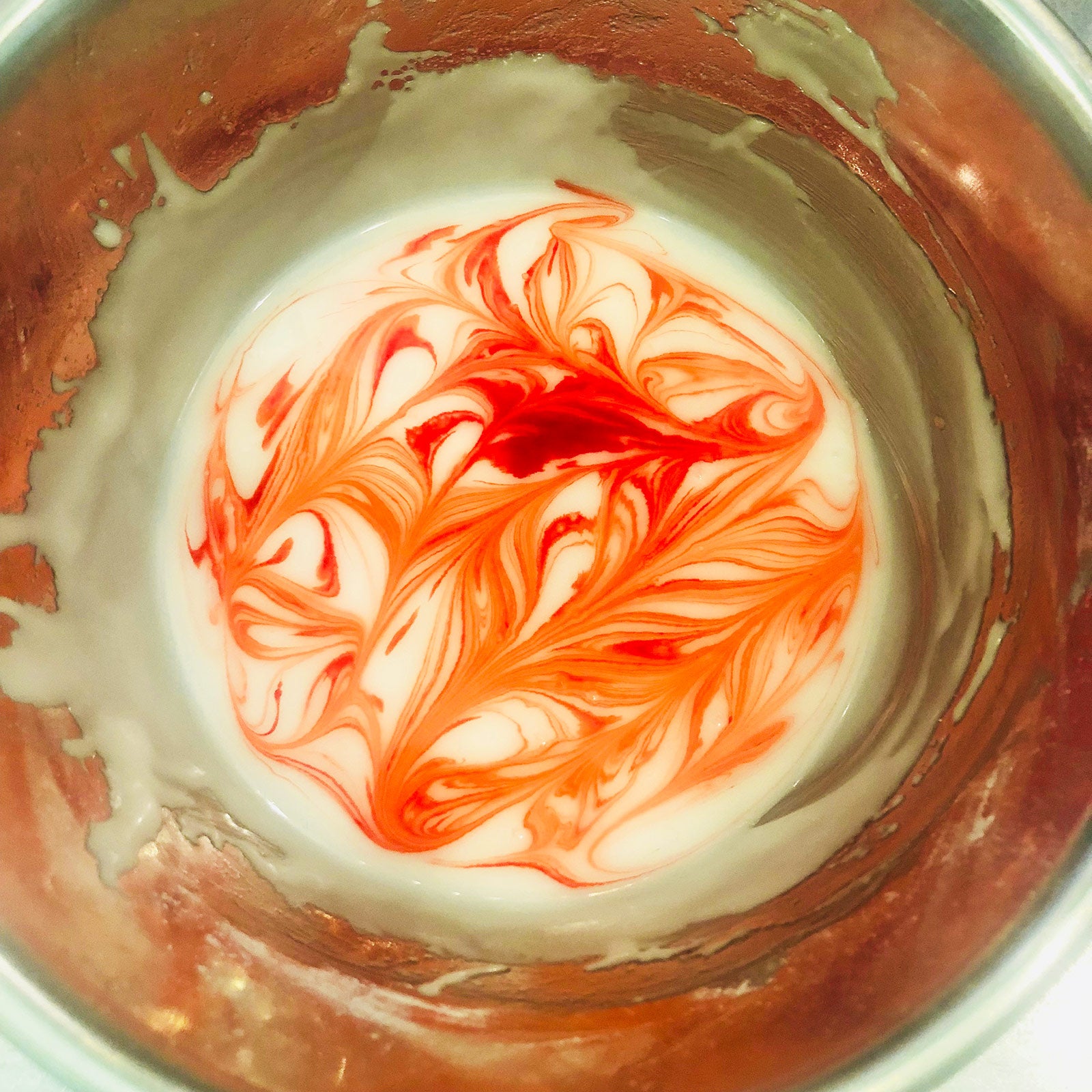 手順2：食紅を入れ、竹串を使いマーブル状に描く／画像提供：柏原歩