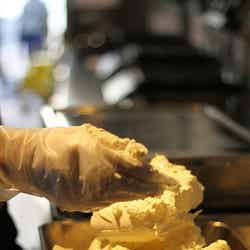 チーズムースに使われるクリームチーズは、素材の美味しさを引き出すために3種類をブレンド／画像提供：BAKE