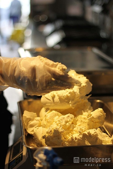 チーズムースに使われるクリームチーズは、素材の美味しさを引き出すために3種類をブレンド／画像提供：BAKE