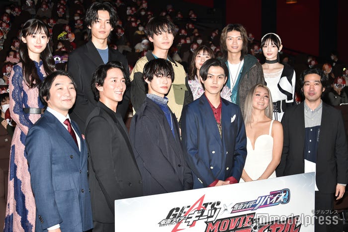 (上段左から)公開舞台挨拶に登壇した井本彩花、日向亘、佐藤瑠雅、星乃夢奈、杢代和人、青島心(下段左から)公開舞台挨拶に登壇した池田鉄洋、大貫勇輔、前田拳太郎、簡秀吉、倖田來未、柴崎貴行監督 (C)モデルプレス