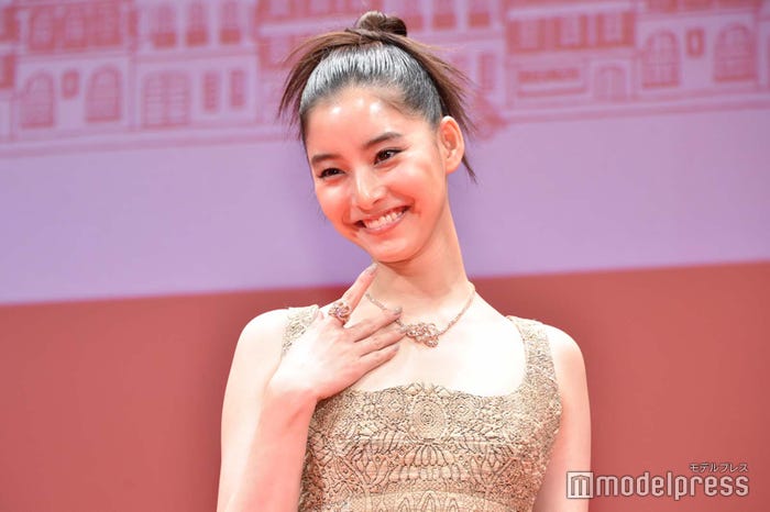 報道陣の要求に笑顔で応えてくれた新木優子(C)モデルプレス