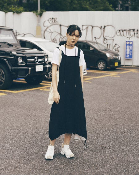 黒ワンピ&白Tシャツ(C)TOPLOG