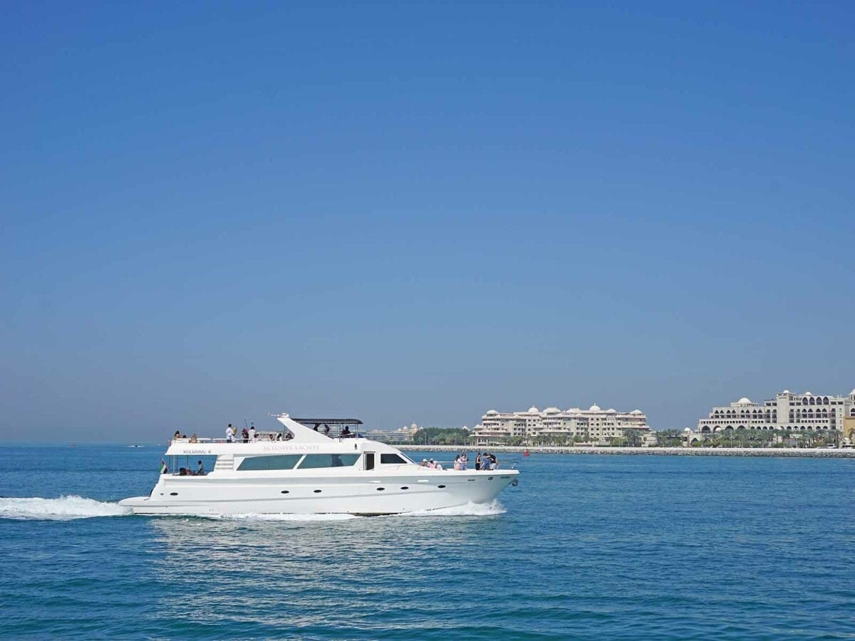 ヨットクルーズはドバイ観光で人気のアクティビティの1つ