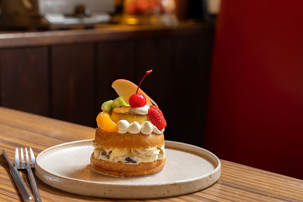 「ドーナツメルト プリンアラモード」／画像提供：ストライプインターナショナル