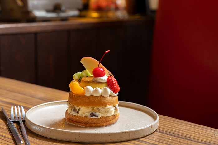 「ドーナツメルト プリンアラモード」／画像提供：ストライプインターナショナル