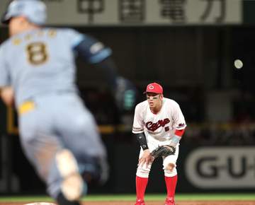 広島・小園が凡プレーの連続 ベテラン菊池の全力プレーとは対照的 安仁屋宗八氏「見習ってほしい」