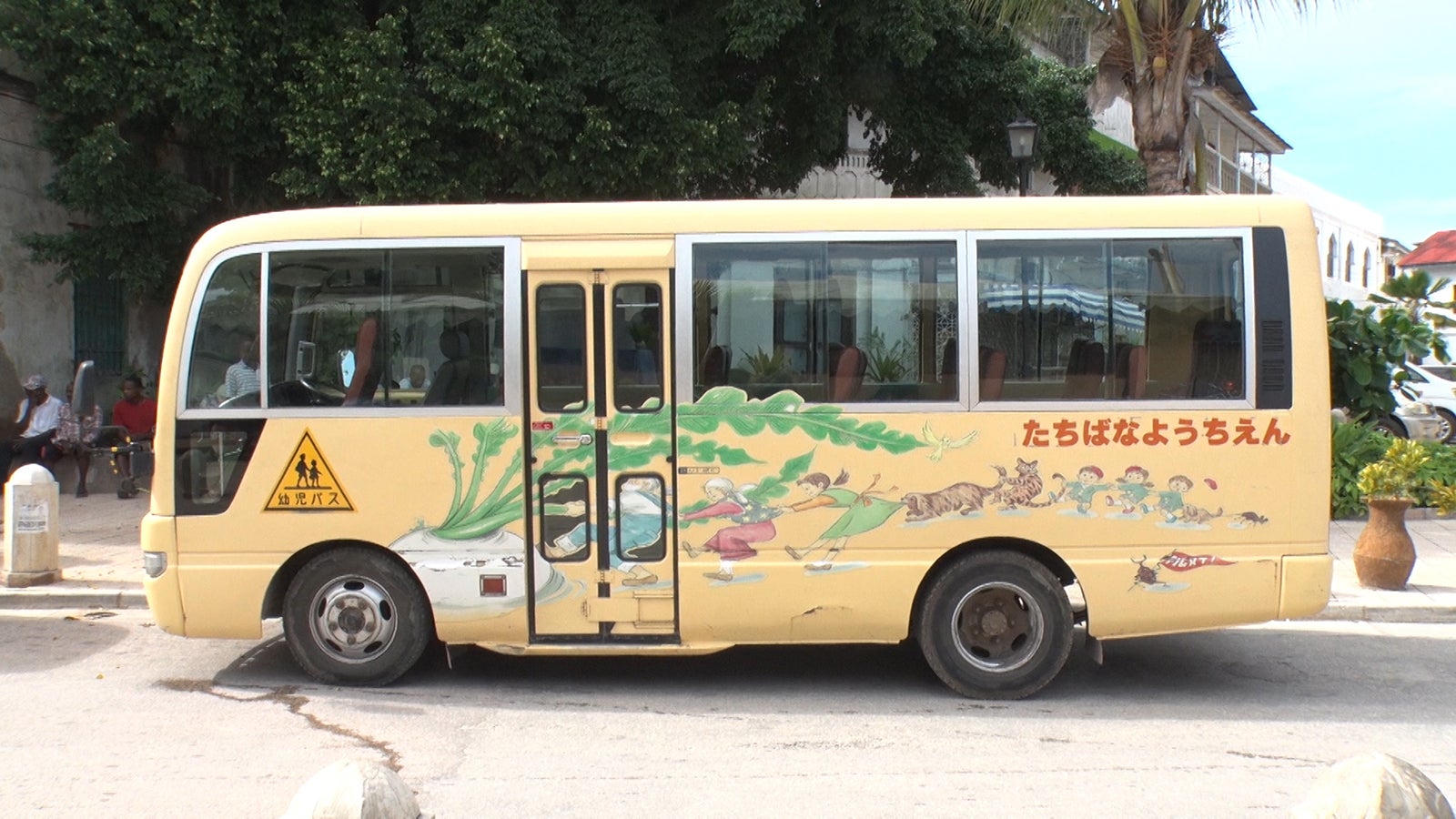 ザンジバルでは幼稚園バスがラブワゴンに「あいのり：African Journey」第22話より（C）フジテレビ