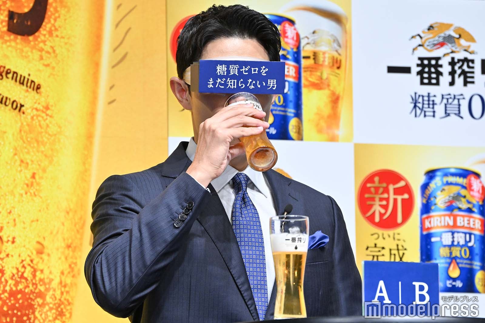 新旧企画で目隠しをする鈴木亮平 （C）モデルプレス