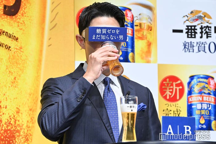新旧企画で目隠しをする鈴木亮平 (C)モデルプレス