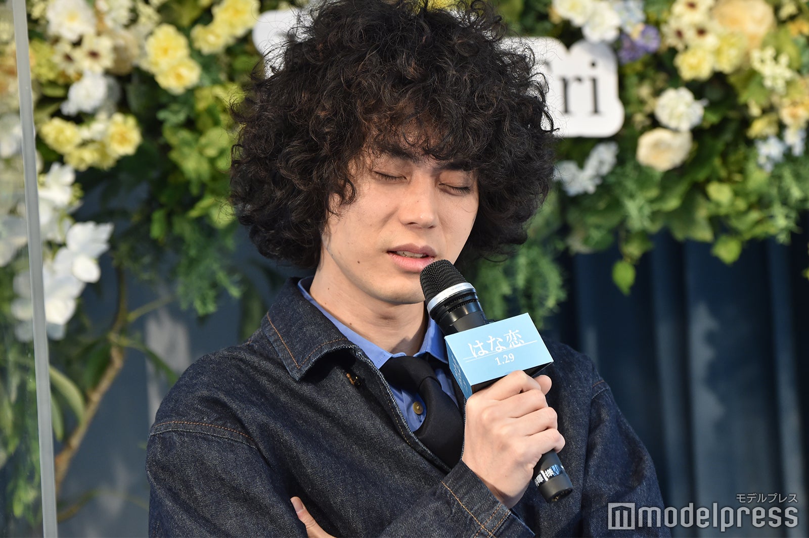 悩む菅田将暉（C）モデルプレス