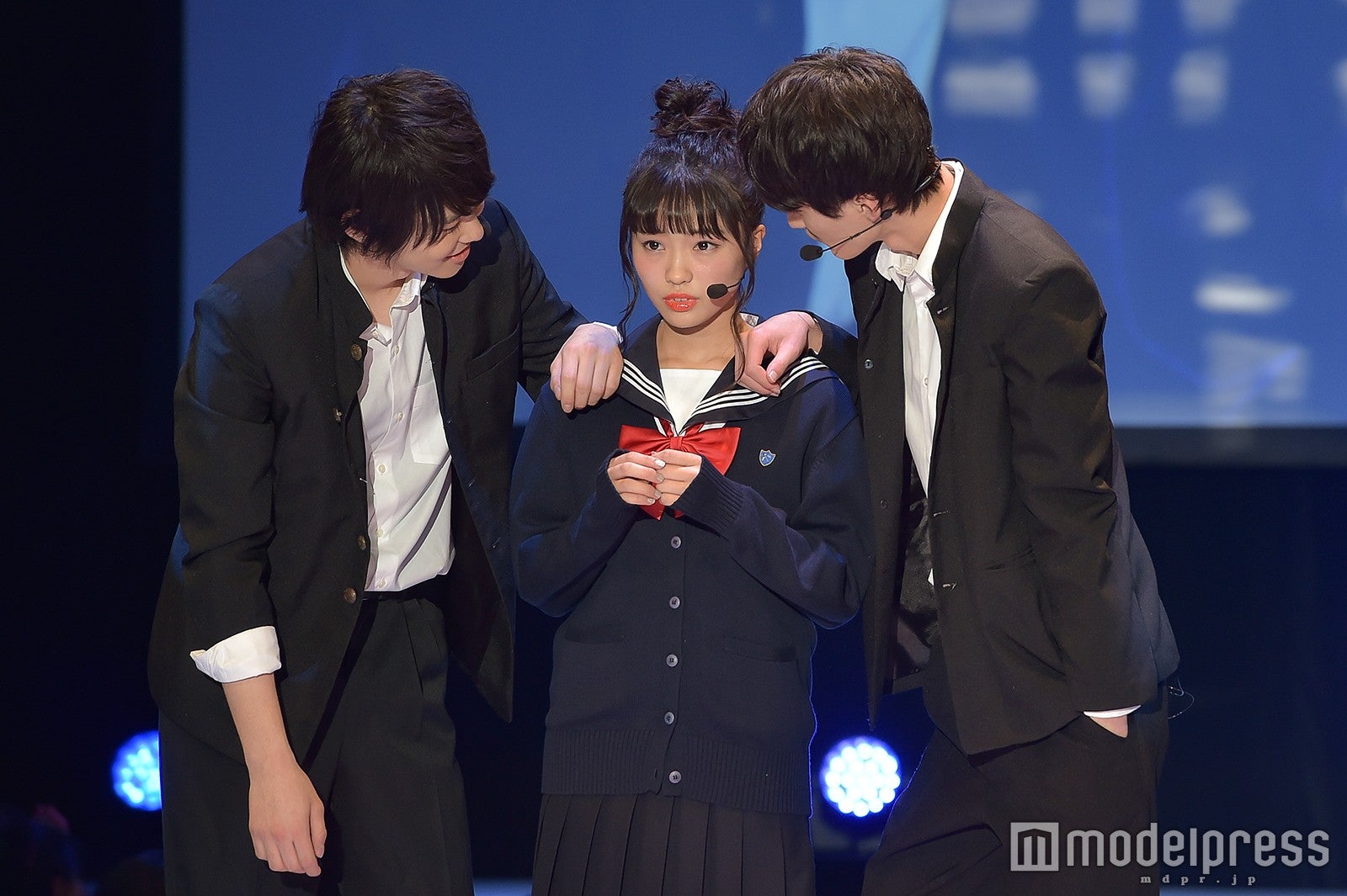 ねぇ…どっちが良いの？（C）モデルプレス