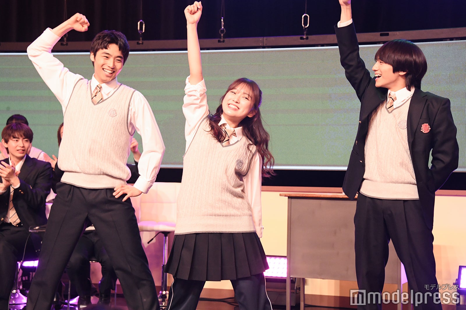 最後をビシッと決める八村倫太郎、矢吹奈子、山下幸輝（C）モデルプレス