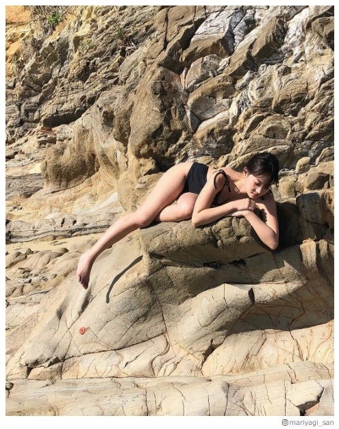 永尾まりや、沖縄で美脚全開！水着ショット公開