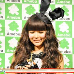 テープカットする益若つばさ