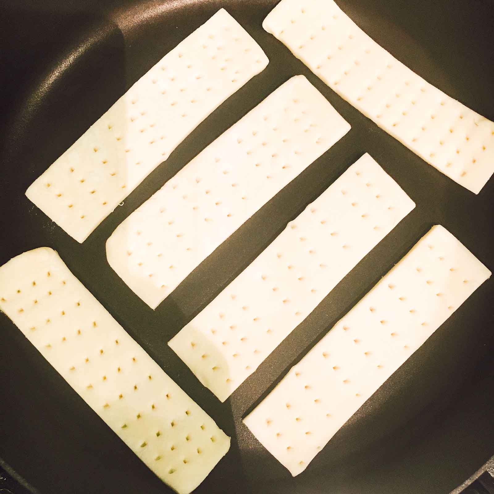 手順1：フライパンを熱し、冷凍パイシートを並べて焼く／画像提供：柏原歩