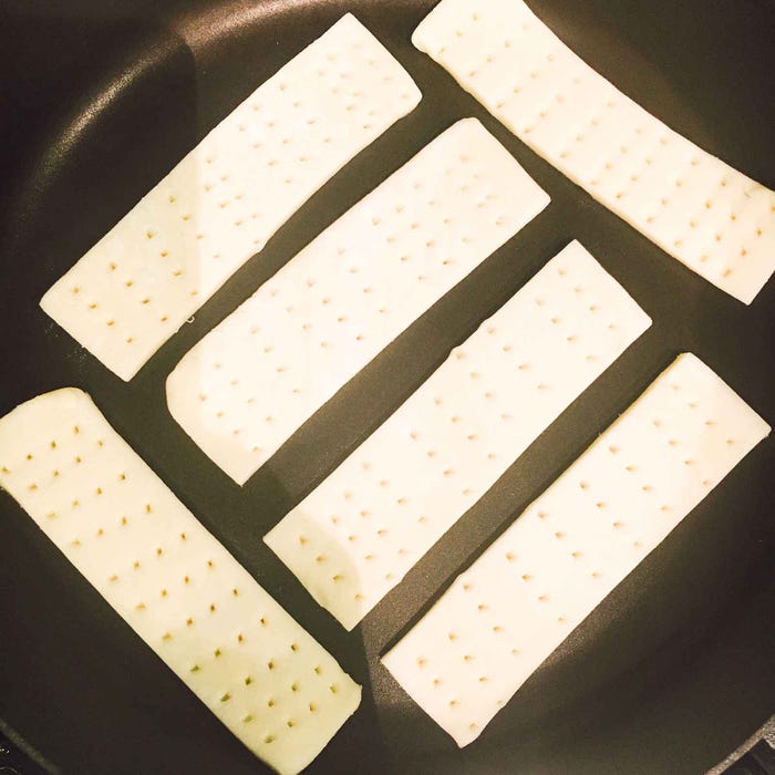 手順1:フライパンを熱し、冷凍パイシートを並べて焼く/画像提供:柏原歩