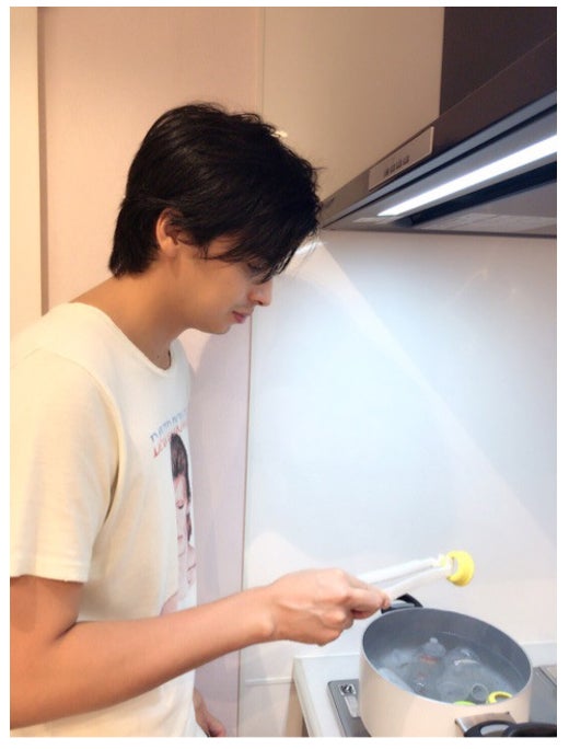 哺乳瓶を消毒するアレクサンダー／アレクサンダーオフィシャルブログ（Ameba）より