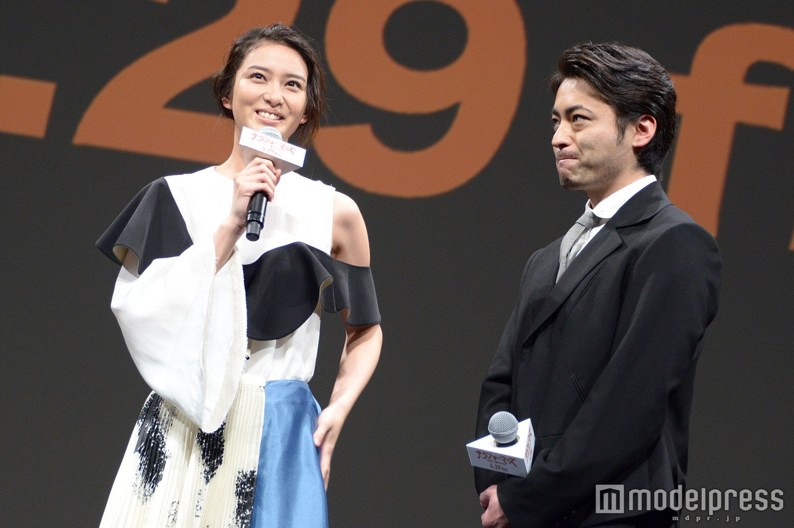 武井咲、山田孝之（C）モデルプレス