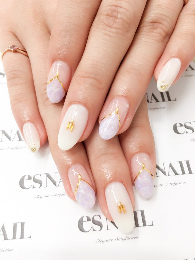 ゴールドで華やかに／画像提供：esNAIL