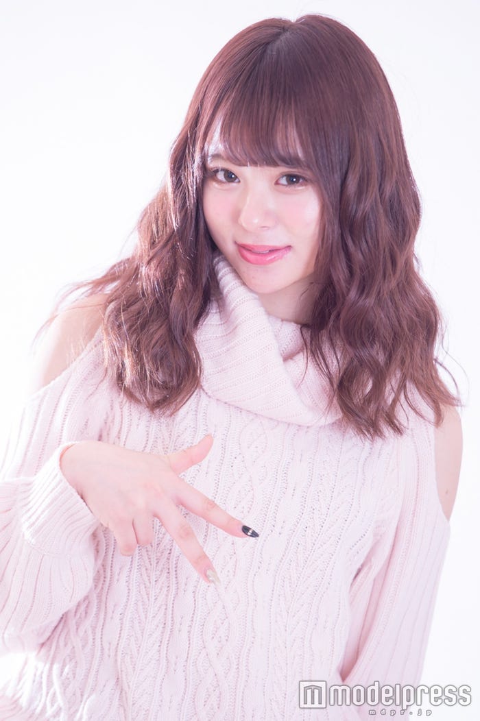 私服姿の佐藤麗奈がマジパンポーズ(C)モデルプレス