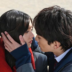 新川優愛、町田啓太からの不意打ちキスにキュン!?「優しいんだけどちょっぴり強引でズルい」『ギルティ』第1話