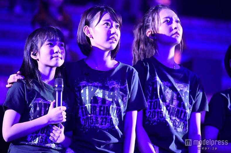 発表を見守るメンバー（C）AKS