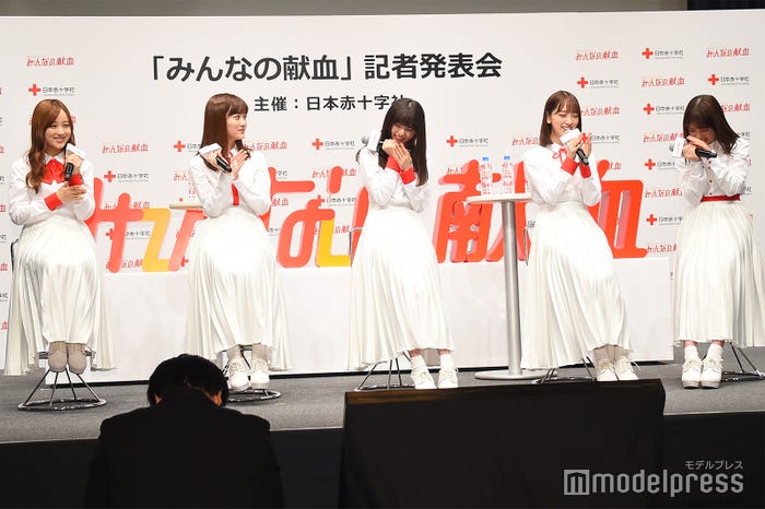 5人全員で早口言葉を成功させて安堵する星野みなみ、山下美月、齋藤飛鳥、堀未央奈、与田祐希 (C)モデルプレス