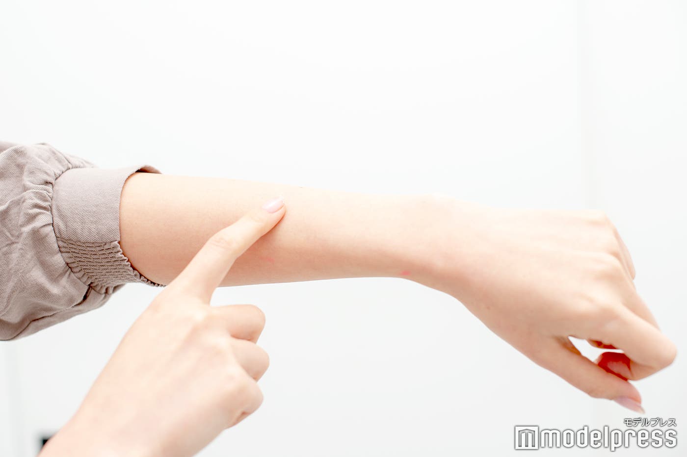 何度も触りたくなる肌に(C)モデルプレス