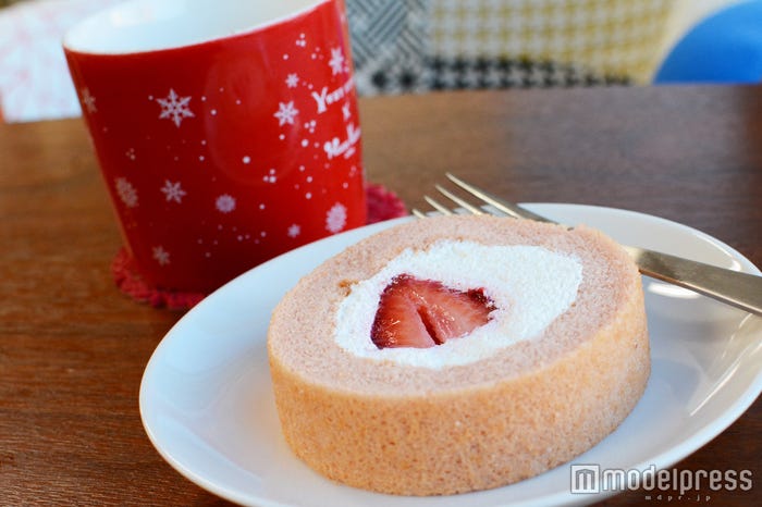 「プレミアムあまおう苺のロールケーキ」210円(税込)(C)モデルプレス