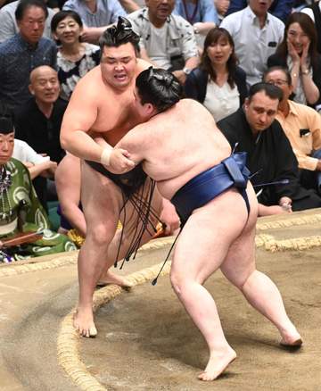 大関霧島が初黒星 豪ノ山に苦杯 1敗で若隆景、翔猿と3人が並ぶ 大関琴桜は4連敗で2勝6敗に