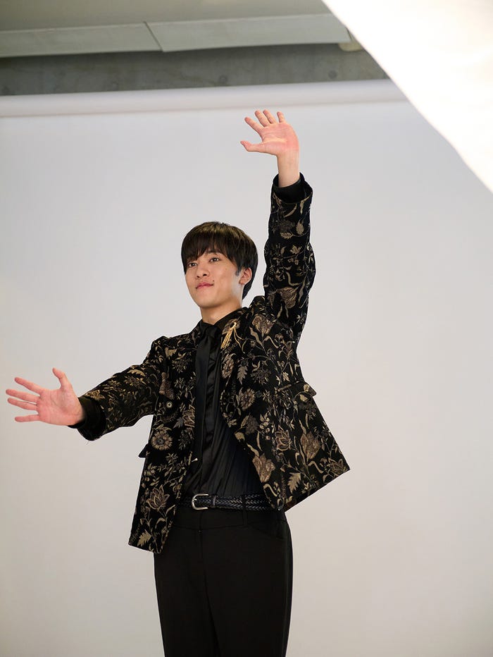 両手を広げる“松水”/松島庄汰/モデルプレス独占カット(提供写真)