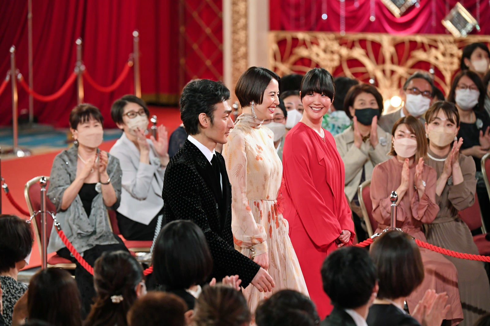 草なぎ剛、長澤まさみ、黒木華（C）東京写真記者協会