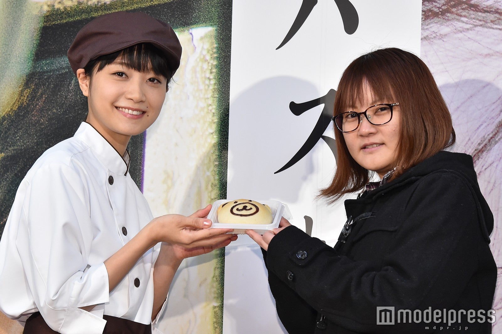 深川麻衣、ファンにオリジナルパンを手渡し （C）モデルプレス