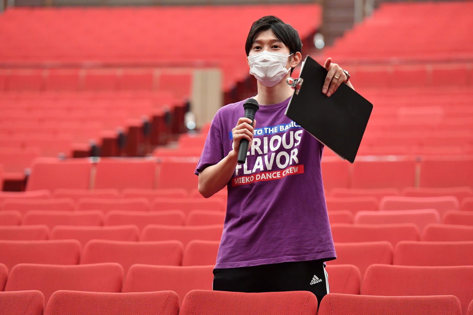 振付を行った神田橋純教諭（C）AKB48／キングレコード