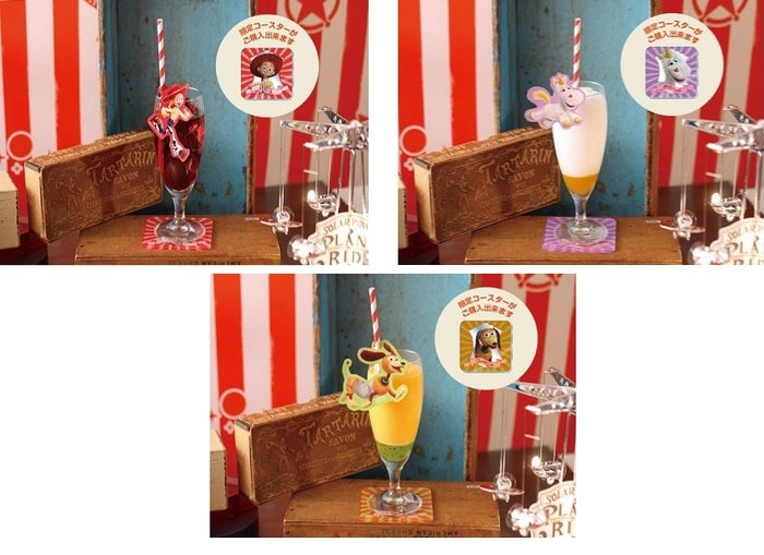 <ジェシー>ざくろウォーター　890円、<バターカップ>ヨーグルトスムージー マンゴー風味　890円、<スリンキー>ヨーグルトスムージー オレンジ風味　890円（C）Disney／Pixar（C）POOF-Slinky，LLC