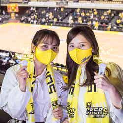 渋谷でスポーツ観戦ができるって本当？まるでショーのようなバスケ観戦を体験してみた／（左から）山口厚子さん、今井美桜さん （C）モデルプレス