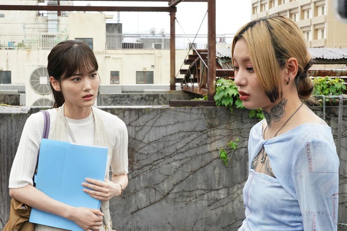 山下美月、仲万美「降り積もれ孤独な死よ」第5話より(C)井龍一・伊藤翔太/講談社(C)ytv