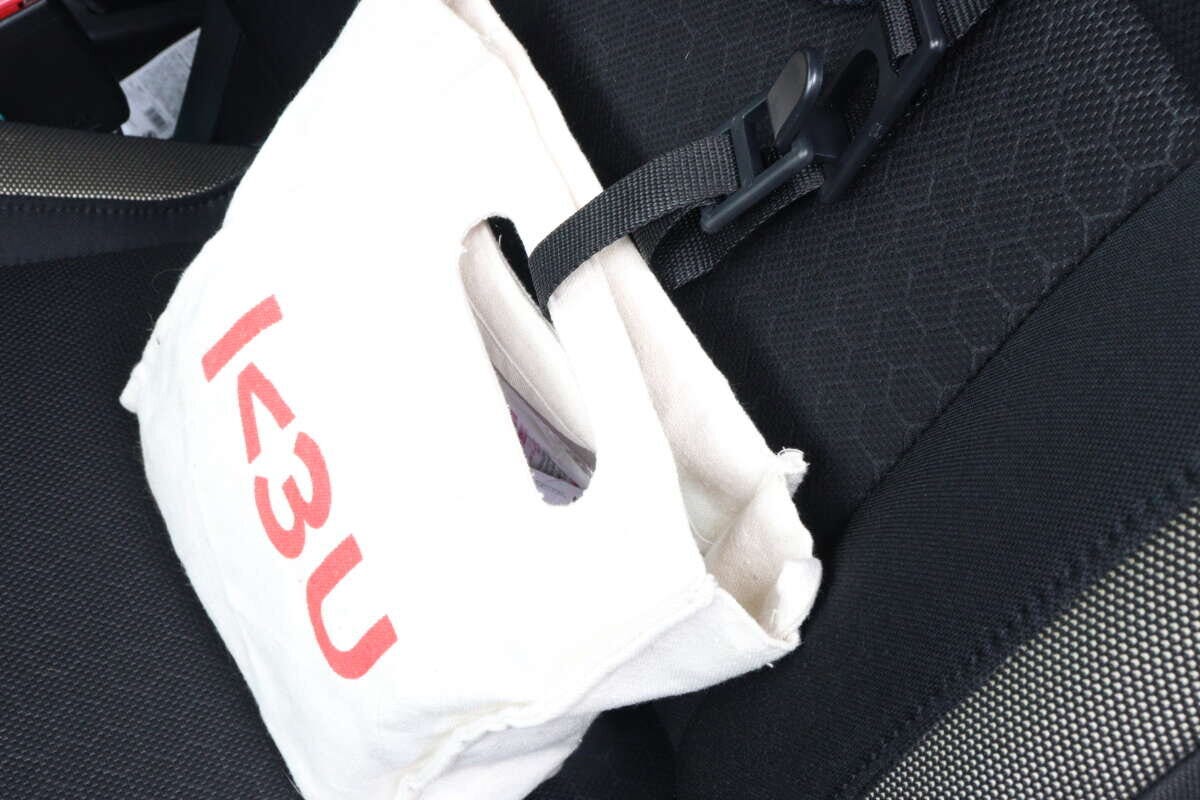 ヘッドレスト用お買い物フックに白い布製バッグが固定されている ヘッドレスト用お買い物フックに白い布製バッグが固定されている