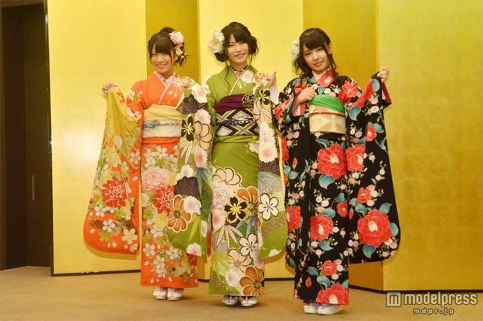 NMB48新成人(左から)福本愛菜、横山由依、山田菜々