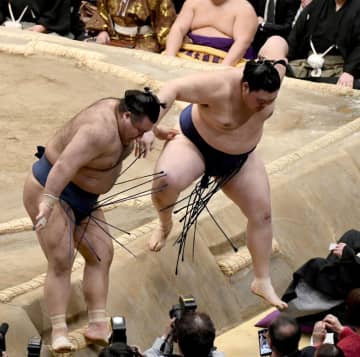 横綱大の里が勝ち越し8勝目！ 土俵際ヒヤリも高安下し3連敗から2連勝