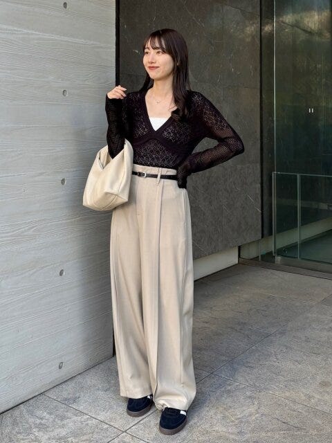 ワイドパンツコーデ 2025夏女性おすすめ透け感黒ニットワイドパンツコーデ