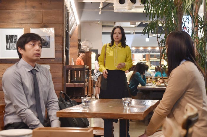 徳井義実、中谷美紀、平岩紙「私 結婚できないんじゃなくて、しないんです」第8話・場面カット(C)TBS