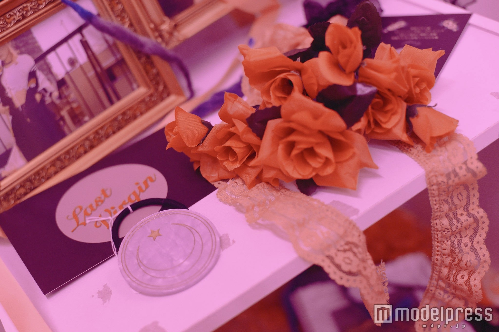 モチーフの薔薇も各所に（C）モデルプレス