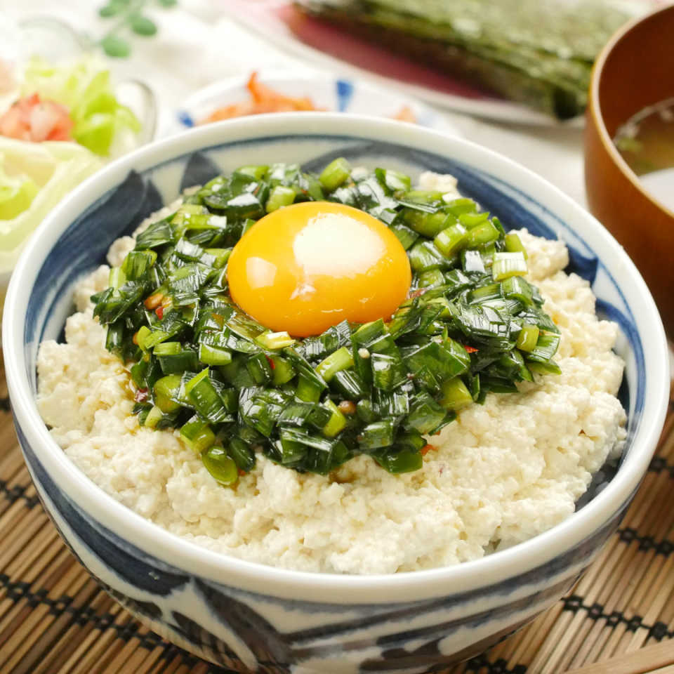 材料３つで時短！ピリ辛「ニラたま豆腐丼」
