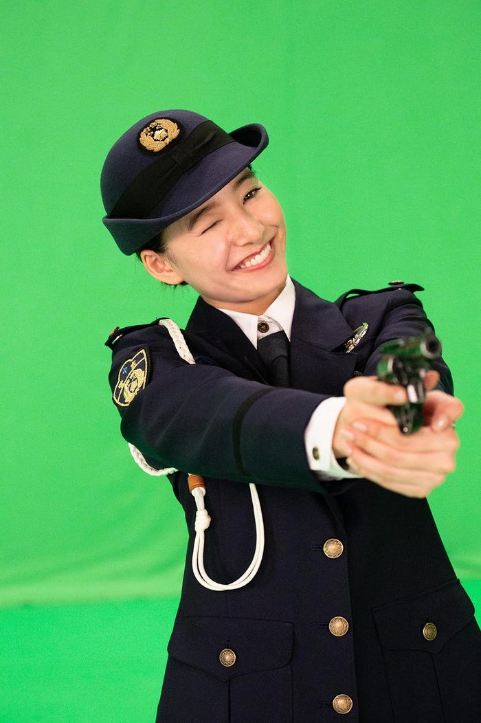 “警察官”新木優子(C)フジテレビ