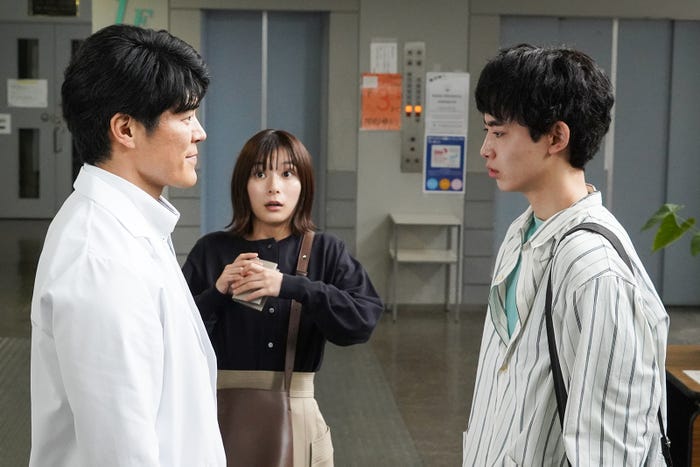 板橋駿谷、芳根京子、豊田裕大「それってパクリじゃないですか?」(C)日本テレビ